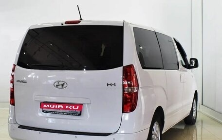 Hyundai H-1 II рестайлинг, 2017 год, 2 375 000 рублей, 4 фотография