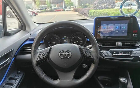 Toyota C-HR I рестайлинг, 2021 год, 1 850 000 рублей, 8 фотография