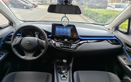 Toyota C-HR I рестайлинг, 2021 год, 1 850 000 рублей, 9 фотография