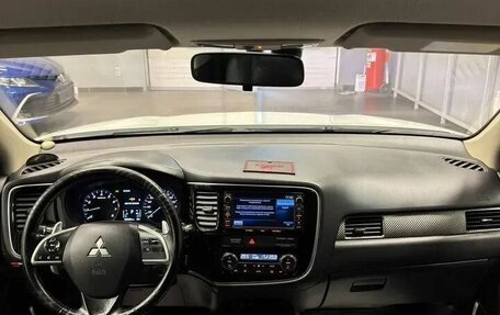 Mitsubishi Outlander III рестайлинг 3, 2013 год, 1 697 000 рублей, 11 фотография