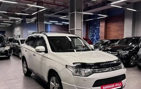 Mitsubishi Outlander III рестайлинг 3, 2013 год, 1 697 000 рублей, 3 фотография