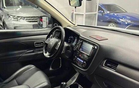 Mitsubishi Outlander III рестайлинг 3, 2013 год, 1 697 000 рублей, 12 фотография