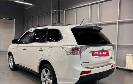 Mitsubishi Outlander III рестайлинг 3, 2013 год, 1 697 000 рублей, 5 фотография