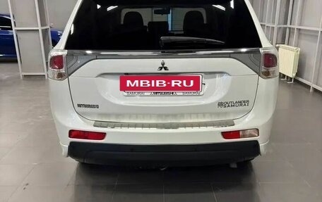 Mitsubishi Outlander III рестайлинг 3, 2013 год, 1 697 000 рублей, 6 фотография