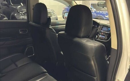 Mitsubishi Outlander III рестайлинг 3, 2013 год, 1 697 000 рублей, 20 фотография