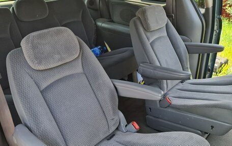 Chrysler Town & Country IV, 2004 год, 700 000 рублей, 15 фотография