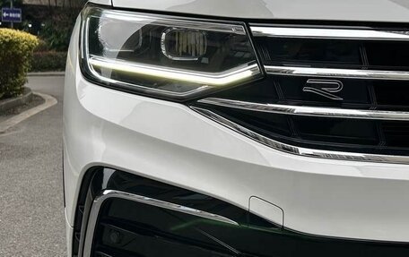 Volkswagen Tiguan II, 2022 год, 2 450 000 рублей, 4 фотография