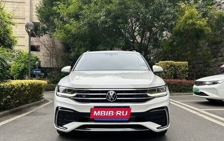 Volkswagen Tiguan II, 2022 год, 2 450 000 рублей, 2 фотография