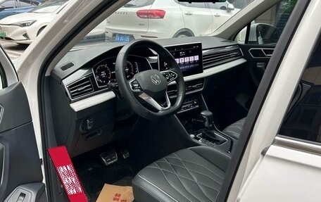 Volkswagen Tiguan II, 2022 год, 2 450 000 рублей, 8 фотография