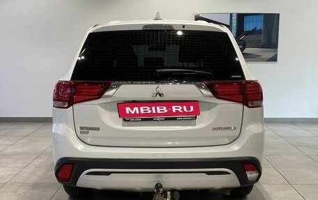 Mitsubishi Outlander III рестайлинг 3, 2019 год, 2 199 000 рублей, 6 фотография