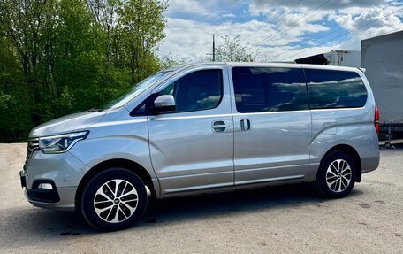 Hyundai Grand Starex Grand Starex I рестайлинг 2, 2020 год, 3 850 000 рублей, 2 фотография