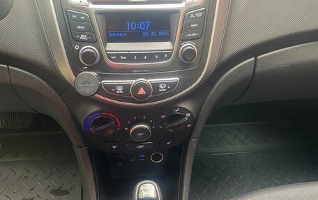 Hyundai Solaris II рестайлинг, 2015 год, 1 000 000 рублей, 26 фотография