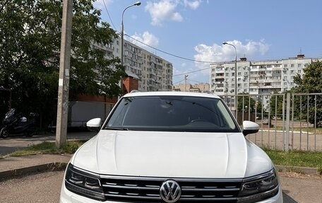 Volkswagen Tiguan II, 2018 год, 2 700 000 рублей, 3 фотография