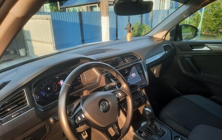 Volkswagen Tiguan II, 2019 год, 2 700 000 рублей, 2 фотография