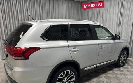 Mitsubishi Outlander III рестайлинг 3, 2015 год, 1 850 000 рублей, 13 фотография
