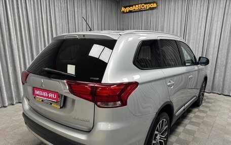 Mitsubishi Outlander III рестайлинг 3, 2015 год, 1 850 000 рублей, 11 фотография