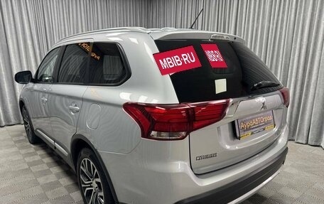 Mitsubishi Outlander III рестайлинг 3, 2015 год, 1 850 000 рублей, 9 фотография