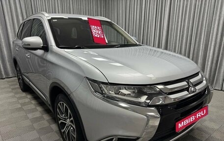 Mitsubishi Outlander III рестайлинг 3, 2015 год, 1 850 000 рублей, 3 фотография