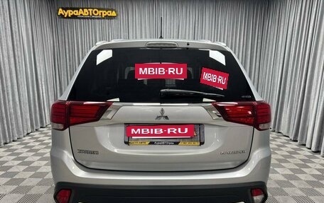 Mitsubishi Outlander III рестайлинг 3, 2015 год, 1 850 000 рублей, 10 фотография