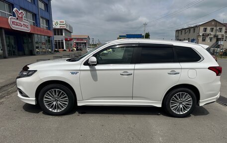 Mitsubishi Outlander III рестайлинг 3, 2018 год, 2 650 000 рублей, 4 фотография