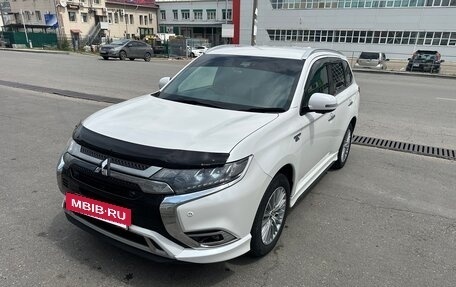 Mitsubishi Outlander III рестайлинг 3, 2018 год, 2 650 000 рублей, 3 фотография