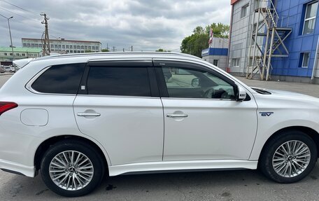 Mitsubishi Outlander III рестайлинг 3, 2018 год, 2 650 000 рублей, 8 фотография