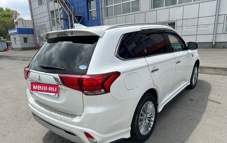 Mitsubishi Outlander III рестайлинг 3, 2018 год, 2 650 000 рублей, 7 фотография