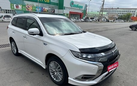 Mitsubishi Outlander III рестайлинг 3, 2018 год, 2 650 000 рублей, 2 фотография