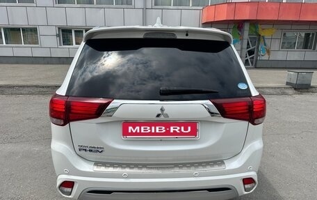 Mitsubishi Outlander III рестайлинг 3, 2018 год, 2 650 000 рублей, 6 фотография