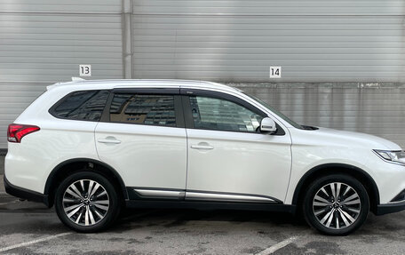 Mitsubishi Outlander III рестайлинг 3, 2019 год, 1 999 000 рублей, 5 фотография