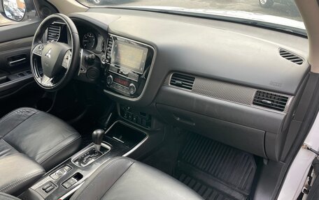 Mitsubishi Outlander III рестайлинг 3, 2019 год, 1 999 000 рублей, 11 фотография
