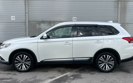 Mitsubishi Outlander III рестайлинг 3, 2019 год, 1 999 000 рублей, 9 фотография