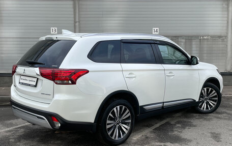 Mitsubishi Outlander III рестайлинг 3, 2019 год, 1 999 000 рублей, 6 фотография