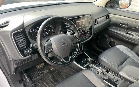 Mitsubishi Outlander III рестайлинг 3, 2019 год, 1 999 000 рублей, 10 фотография