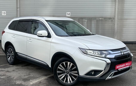 Mitsubishi Outlander III рестайлинг 3, 2019 год, 1 999 000 рублей, 4 фотография