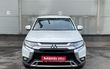 Mitsubishi Outlander III рестайлинг 3, 2019 год, 1 999 000 рублей, 3 фотография