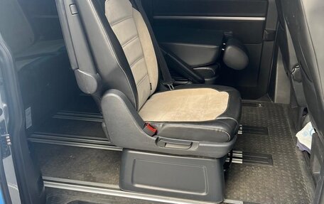 Volkswagen Multivan T6 рестайлинг, 2016 год, 4 200 000 рублей, 25 фотография