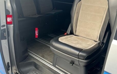 Volkswagen Multivan T6 рестайлинг, 2016 год, 4 200 000 рублей, 28 фотография