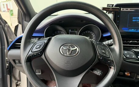 Toyota C-HR I рестайлинг, 2022 год, 1 920 000 рублей, 10 фотография