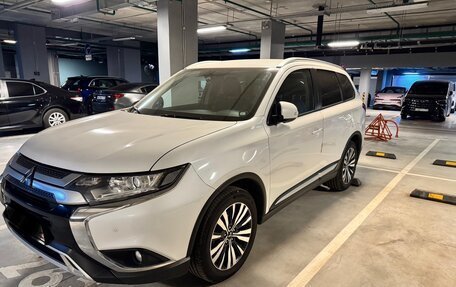 Mitsubishi Outlander III рестайлинг 3, 2019 год, 2 450 000 рублей, 2 фотография