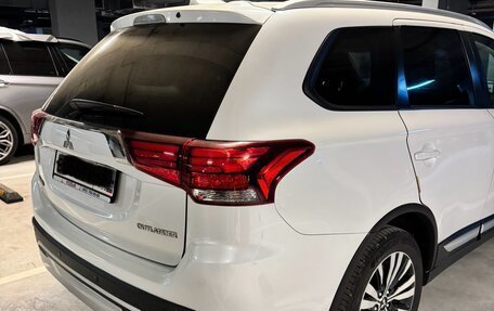 Mitsubishi Outlander III рестайлинг 3, 2019 год, 2 450 000 рублей, 4 фотография