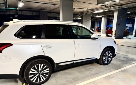 Mitsubishi Outlander III рестайлинг 3, 2019 год, 2 450 000 рублей, 5 фотография