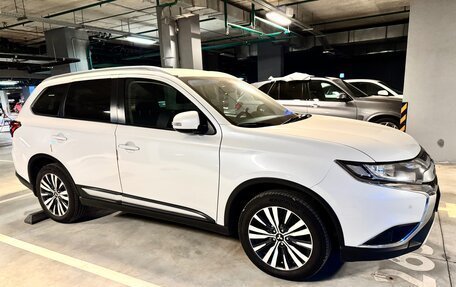 Mitsubishi Outlander III рестайлинг 3, 2019 год, 2 450 000 рублей, 7 фотография