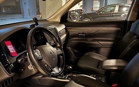 Mitsubishi Outlander III рестайлинг 3, 2019 год, 2 450 000 рублей, 11 фотография
