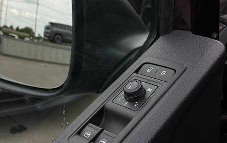 Volkswagen Multivan T6 рестайлинг, 2017 год, 2 999 000 рублей, 17 фотография