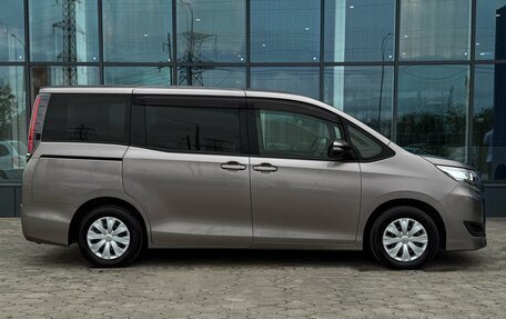 Toyota Noah III, 2018 год, 2 299 000 рублей, 5 фотография