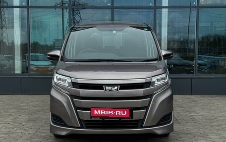 Toyota Noah III, 2018 год, 2 299 000 рублей, 3 фотография