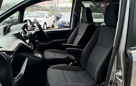 Toyota Noah III, 2018 год, 2 299 000 рублей, 9 фотография