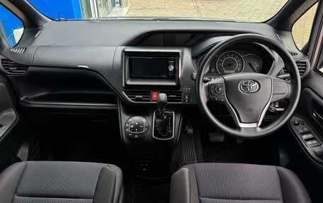 Toyota Noah III, 2018 год, 2 299 000 рублей, 7 фотография
