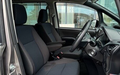 Toyota Noah III, 2018 год, 2 299 000 рублей, 11 фотография